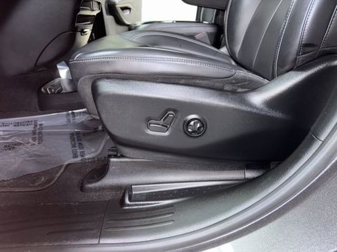 Used 2023 Chrysler Pacifica Touring-L w/ S Appearance Package image 5