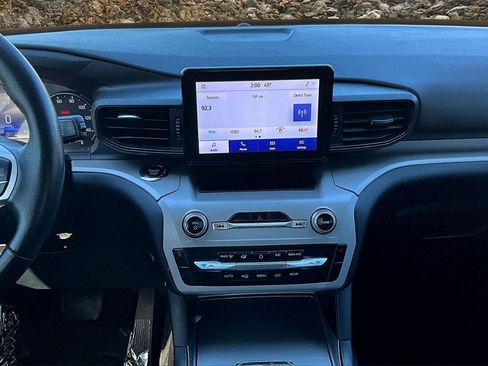 Used 2023 Ford Explorer XLT image 6