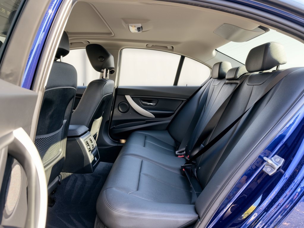 Used 2018 BMW 320i xDrive Sedan w/ Premium Package AWD/4WD image 23
