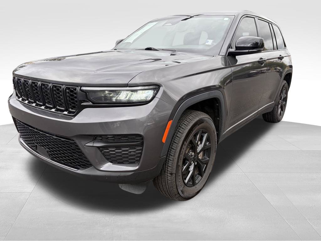 Used 2024 Jeep Grand Cherokee Altitude AWD/4WD image 3