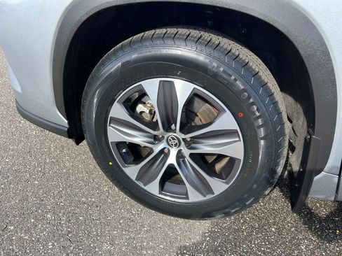 Certified 2025 Toyota Highlander XLE image 30