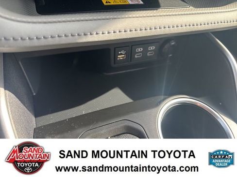 Used 2023 Toyota Highlander XLE image 22