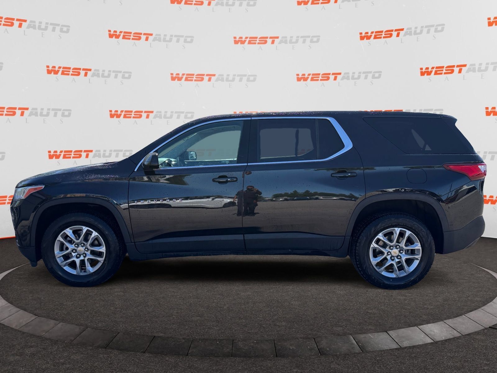 Used 2020 Chevrolet Traverse LS AWD/4WD image 2