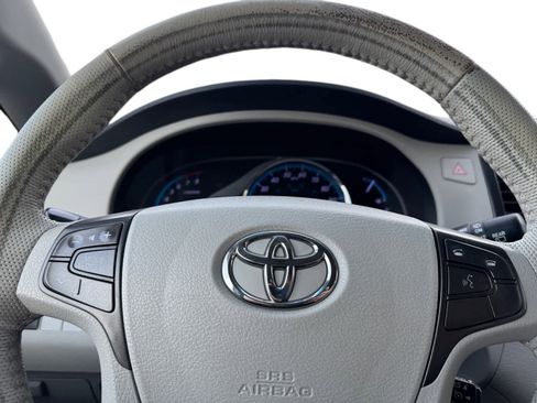 Used 2012 Toyota Sienna XLE image 19