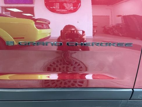 Used 2023 Jeep Grand Cherokee L Laredo image 8