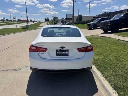 Used 2017 Chevrolet Malibu LT FWD image 4