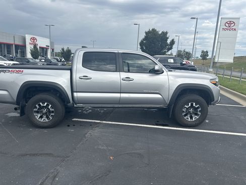 Used 2021 Toyota Tacoma TRD Off-Road w/ TRD Premium Off Road Package AWD/4WD image 10