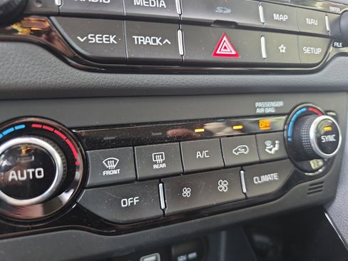 Used 2019 Kia Niro EX w/ Option Group 040 FWD image 16