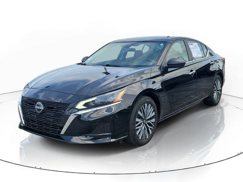 Used 2025 Nissan Altima 2.5 SV image 3