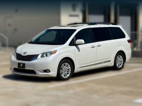 Used 2017 Toyota Sienna XLE w/ XLE Navigation Package image 3