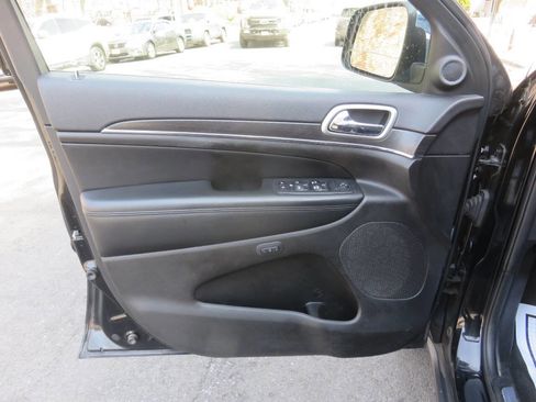 Used 2018 Jeep Grand Cherokee Limited image 27