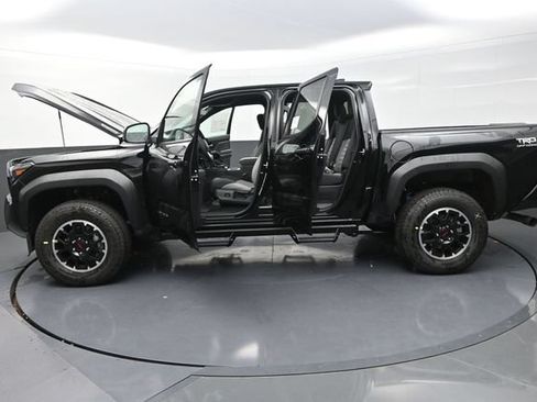 Used 2025 Toyota Tacoma TRD Off-Road AWD/4WD image 33