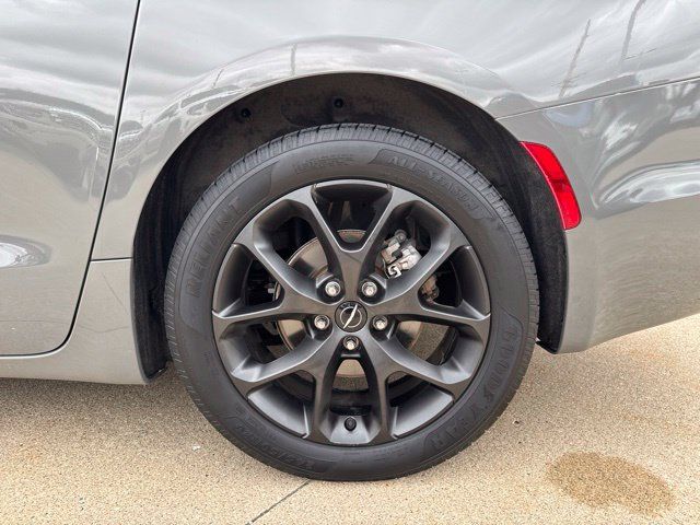 Used 2021 Chrysler Pacifica Touring w/ S Appearance Package FWD image 11