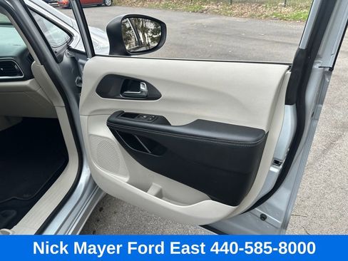 Used 2023 Chrysler Pacifica Touring-L image 9