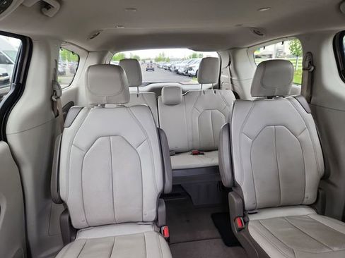 Used 2018 Chrysler Pacifica Touring-L w/ Tire & Wheel Group FWD image 29