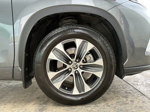 Used 2023 Toyota Highlander XLE AWD/4WD image 11