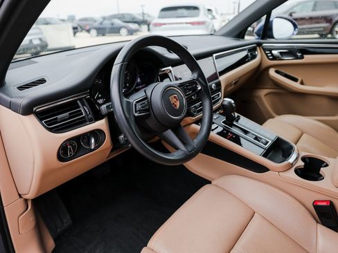 Certified 2023 Porsche Macan image 4