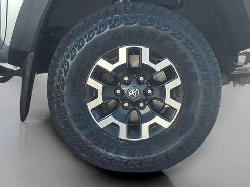 Certified 2022 Toyota Tacoma TRD Off-Road AWD/4WD image 28