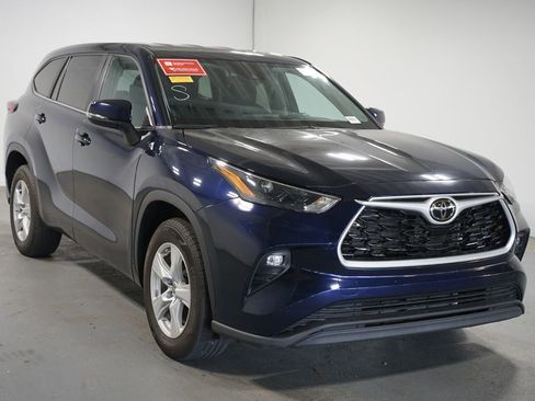 Used 2023 Toyota Highlander LE FWD image 3