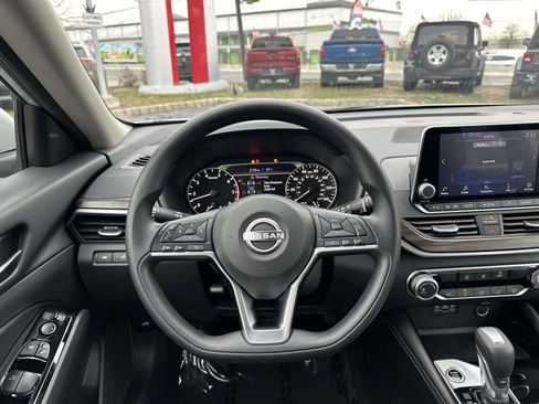 Used 2023 Nissan Altima 2.5 SV image 10