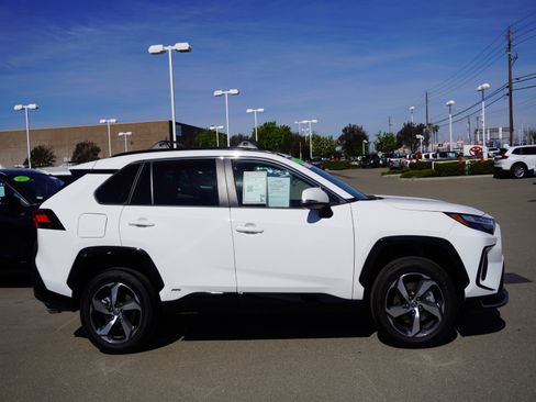 Used 2025 Toyota RAV4 SE image 4