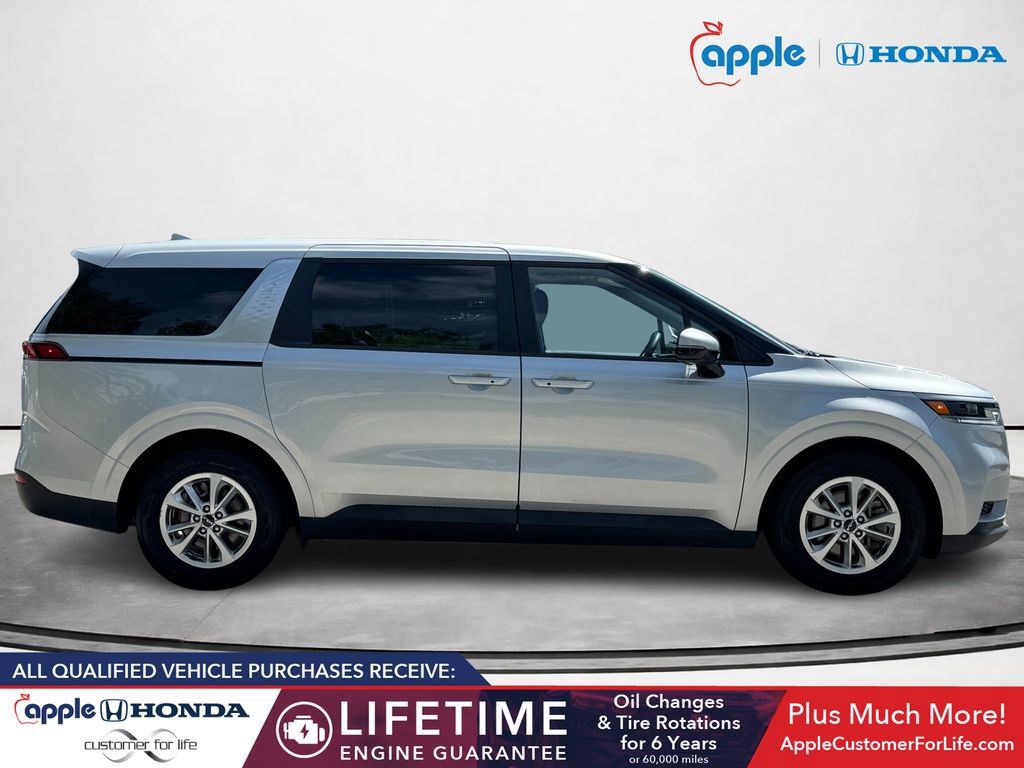 Used 2023 Kia Carnival LX FWD image 2