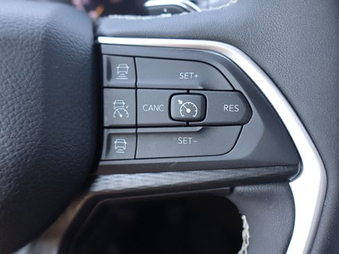 Used 2025 Jeep Grand Cherokee Altitude AWD/4WD image 16