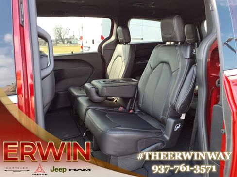 New 2026 Chrysler Pacifica Select image 13