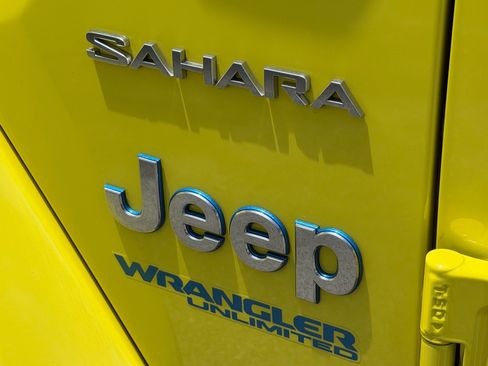 Used 2022 Jeep Wrangler Unlimited Sahara w/ Safety Group AWD/4WD image 18