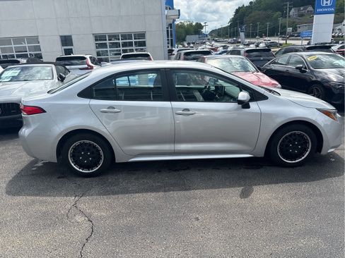 Used 2021 Toyota Corolla LE FWD image 4