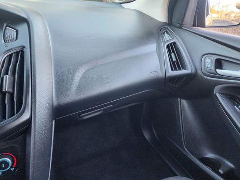 Used 2018 Ford Focus SE w/ SE Appearance Package image 27