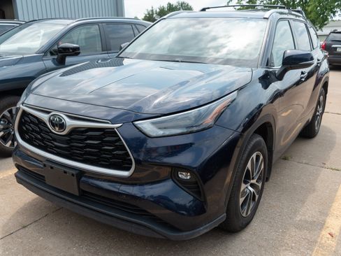 Used 2022 Toyota Highlander XLE AWD/4WD image 2