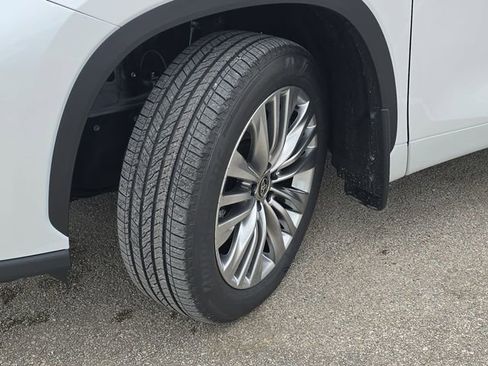 New 2026 Toyota Highlander Platinum image 34