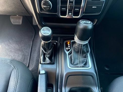 Used 2019 Jeep Wrangler Unlimited Sahara w/ Cold Weather Group AWD/4WD image 18