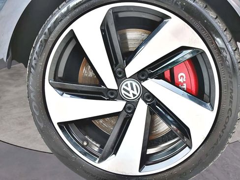 Used 2018 Volkswagen GTI SE image 32