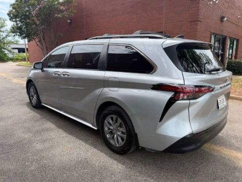 Used 2021 Toyota Sienna XLE w/ XLE Plus Package FWD image 11