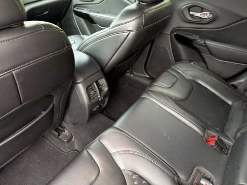 Used 2019 Jeep Cherokee Latitude Plus FWD image 11