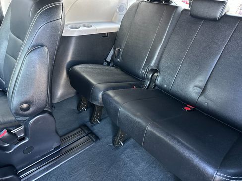 Used 2020 Toyota Sienna SE w/ SE Preferred Package image 17
