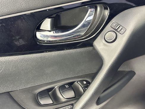 Used 2020 Nissan Rogue Sport SV FWD image 13