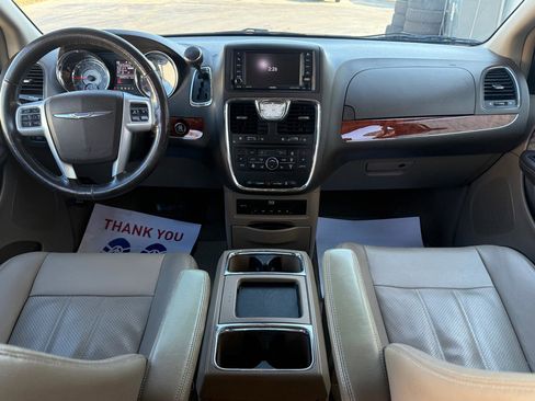 Used 2014 Chrysler Town & Country Touring-L w/ Driver Convenience Group image 15
