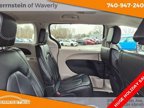 Used 2023 Chrysler Pacifica Touring-L image 28