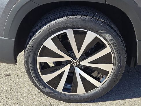 Used 2024 Volkswagen Taos SE image 7