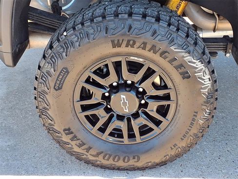 Used 2025 Chevrolet Silverado 2500 ZR2 image 9