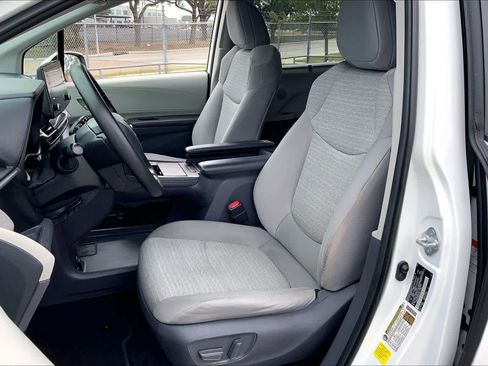 Used 2021 Toyota Sienna LE image 7