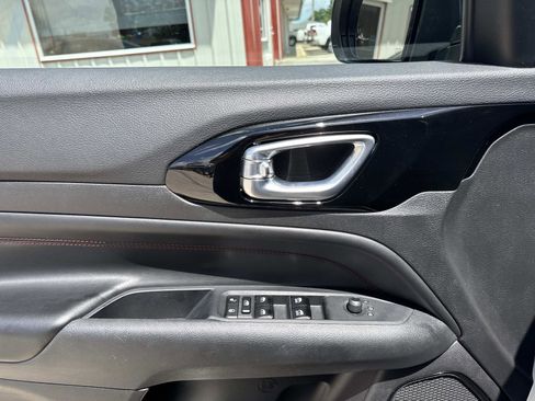 Used 2025 Jeep Compass Trailhawk image 19