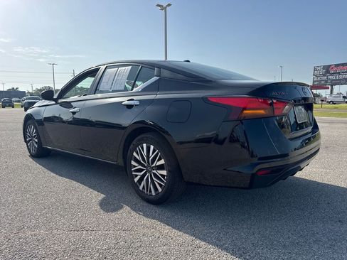 Used 2025 Nissan Altima 2.5 SV FWD image 4