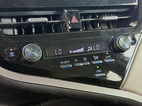 Used 2022 Toyota Camry SE image 23