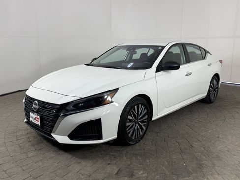 Used 2025 Nissan Altima 2.5 SV FWD image 3