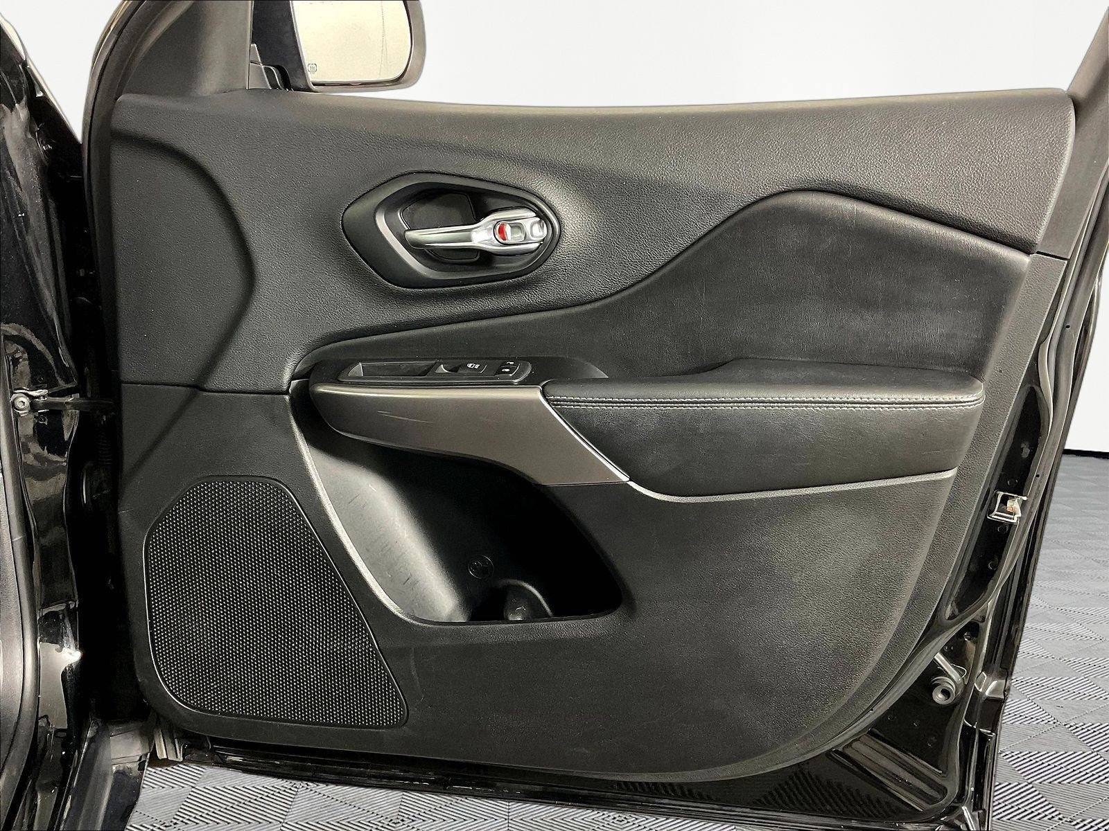 Used 2019 Jeep Cherokee Limited AWD/4WD image 27
