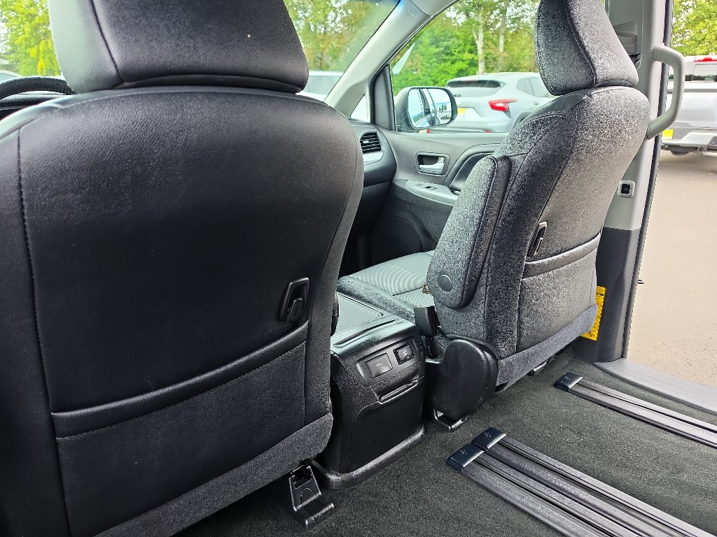 Used 2015 Toyota Sienna SE FWD image 19